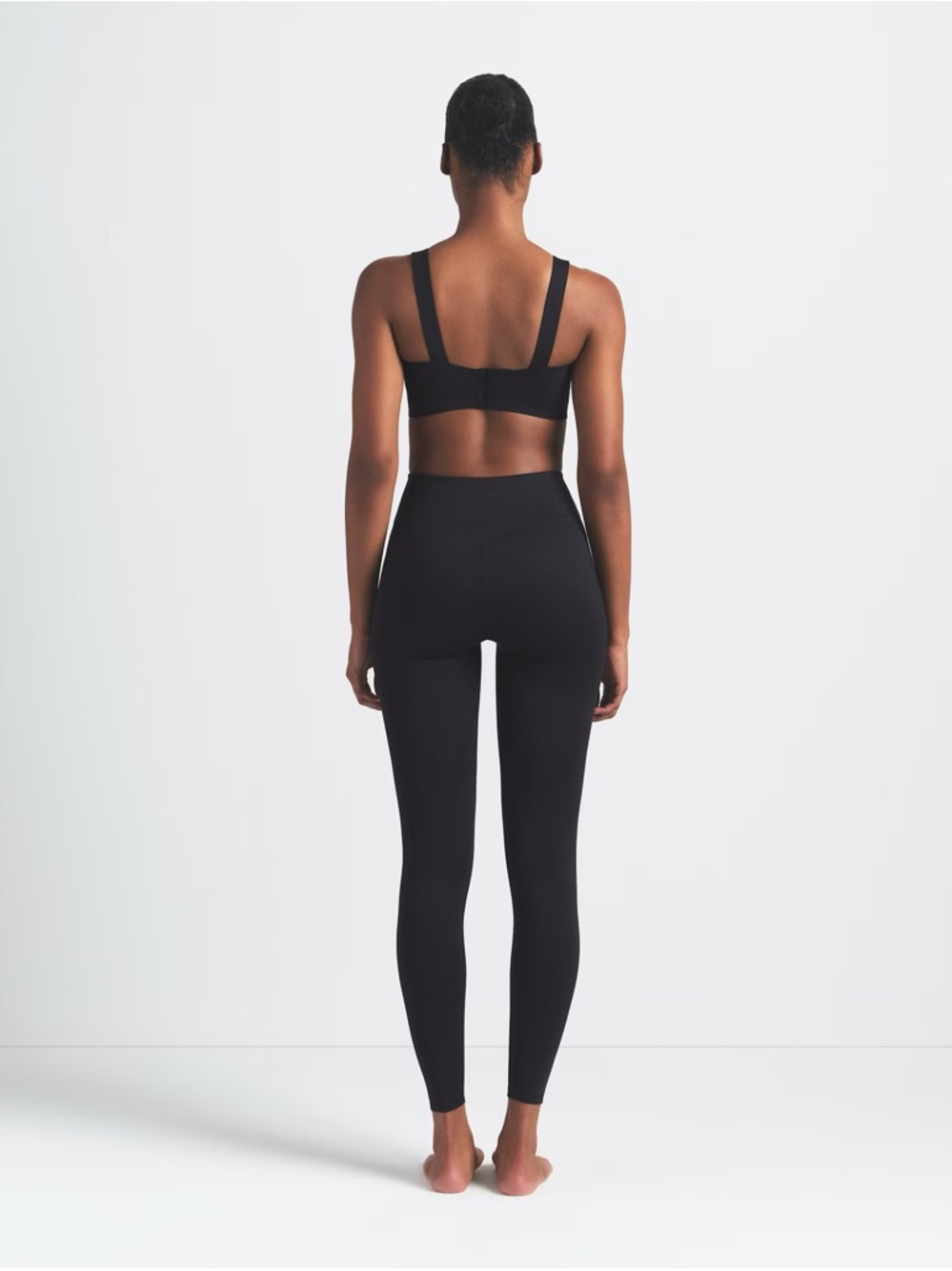 NikeSKIMS Matte
Women's High-Waisted 26” Leggings